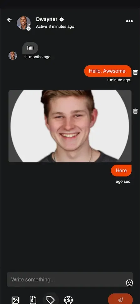 Phone chat conversation with sent messages, a photo attachment and a reply field below